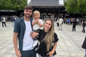 泽卡妻子更新社媒,晒出休赛期一家人在日本明治神宫游览照