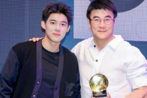 高颜值父子!李明社媒晒与李嗣镕合影:一起观看世俱杯揭幕战