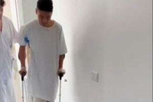 还想踢!武磊在西班牙接受膝盖手术&艰难拄拐!身价已跌至70万欧