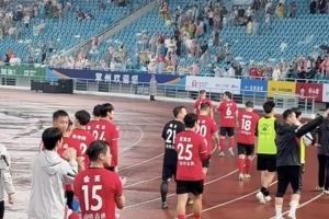 常州队五连败后球迷不离不弃,赛后喊话:打回来吧!