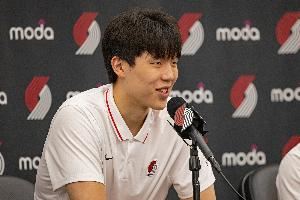  杨瀚森采访被包围！殳海：千顷地里的一棵苗面对的比普通禾苗更多